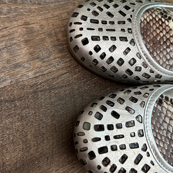 Gianni Bini-Ballet Flats- Perforated Sliver Size 9‎ - Picture 5 of 7